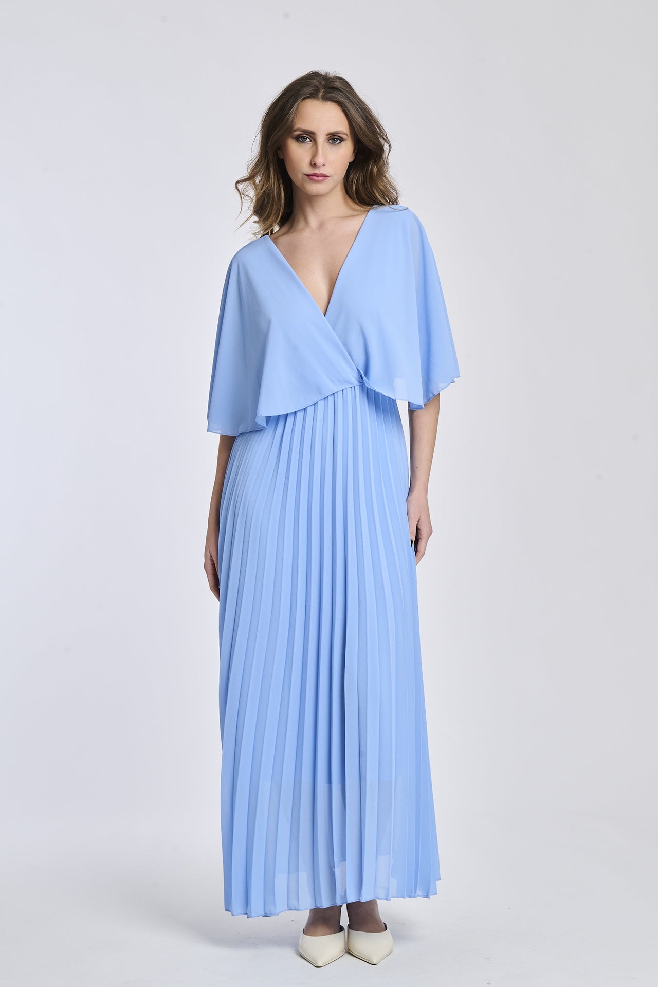 Vestito azzuro con il disegno di falde sul fondo, mantenendo lo stile elegante e femminile del modello originario, perfetto per occasioni speciali.