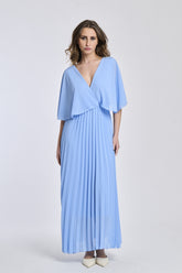 Vestito azzuro con il disegno di falde sul fondo, mantenendo lo stile elegante e femminile del modello originario, perfetto per occasioni speciali.