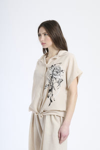 Set camicia e pantaloni beige, tessuto leggero con dettaglio di nodo e stampa grafica