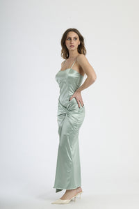 Vestito formale salvia, tessuto liscio con accento di stropicciature e apertura