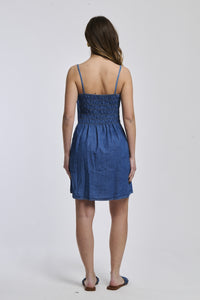 Abito denim con bottoni, silhouette dritta, spalline sottili, ideale per un look giovane.