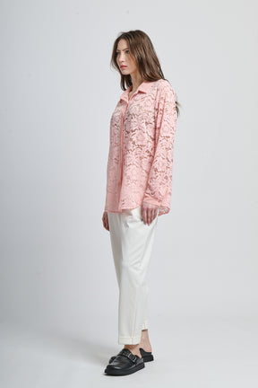 Camicetta rosa decorata, taglio ampio e romantica per il look.