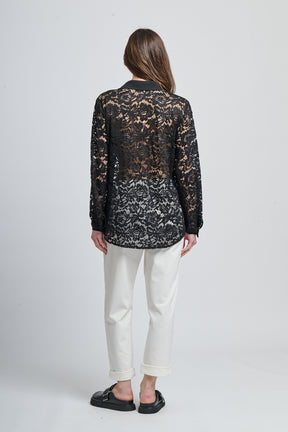 Camicia oversize nera stampa, stile edgy con bottoni frontali e maniche lunghe.
