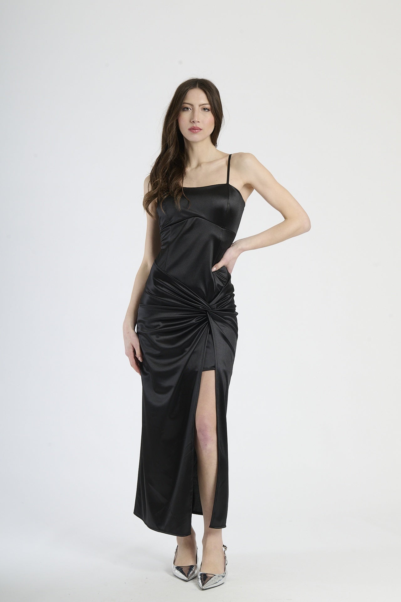 Vestito lungo in raso nero, strapless con nodo e spacco laterale