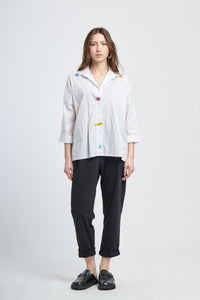 Camicia bianca elegante, colletto classico e bottoni vivaci