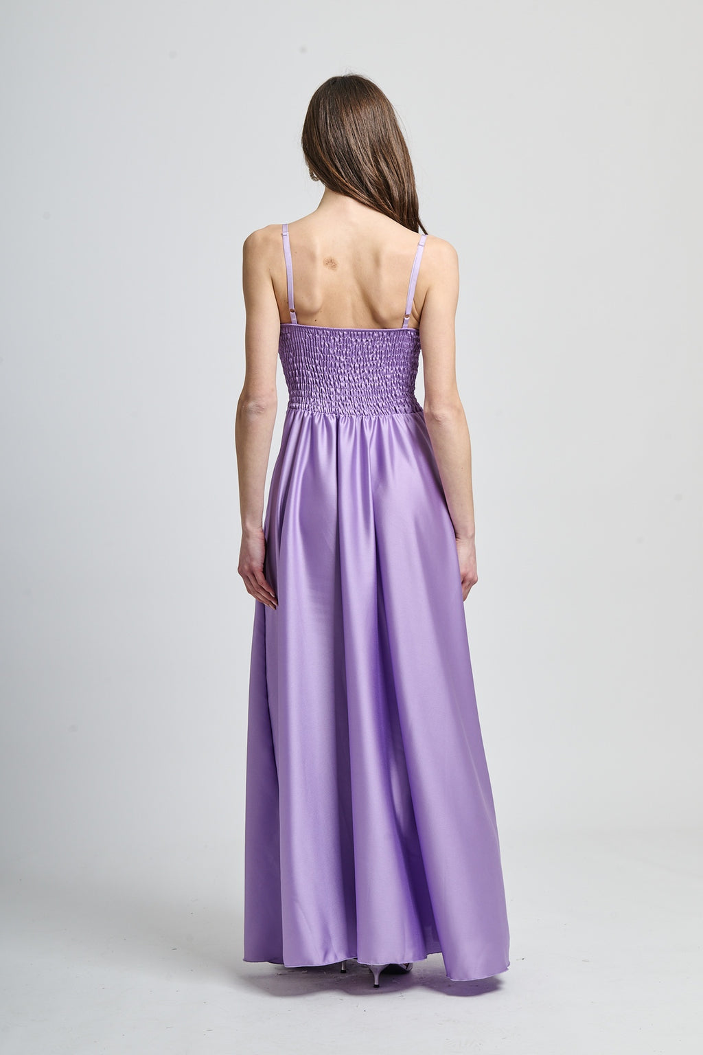 Abito elegante lilla, tessuto satinato con falda ampia e fluida