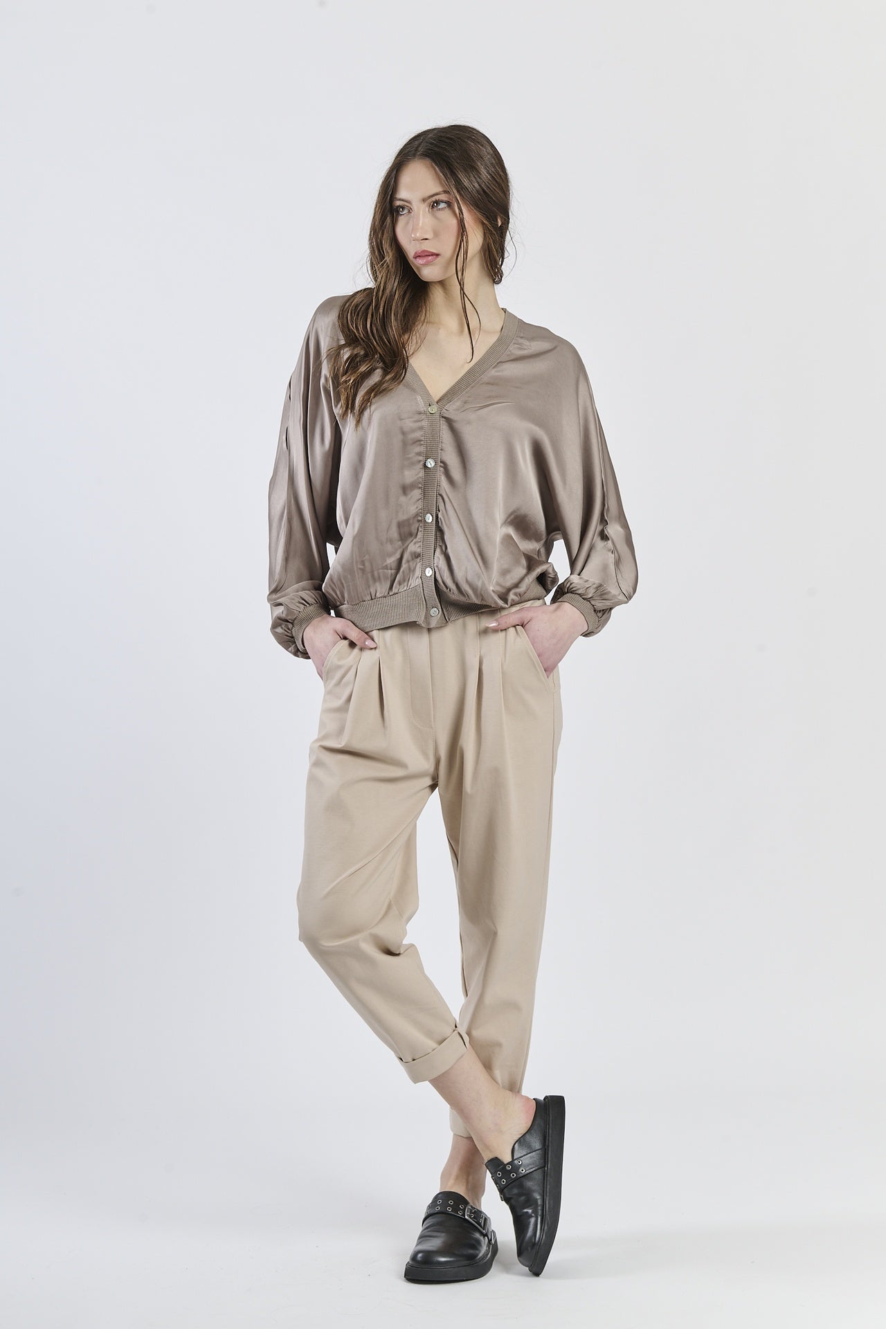 Cardigan tabacco oversize con maniche ampie e tonalità rame