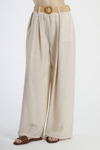 Pantaloni larghi beige con cintura intrecciata, comfort e stile bohemien.