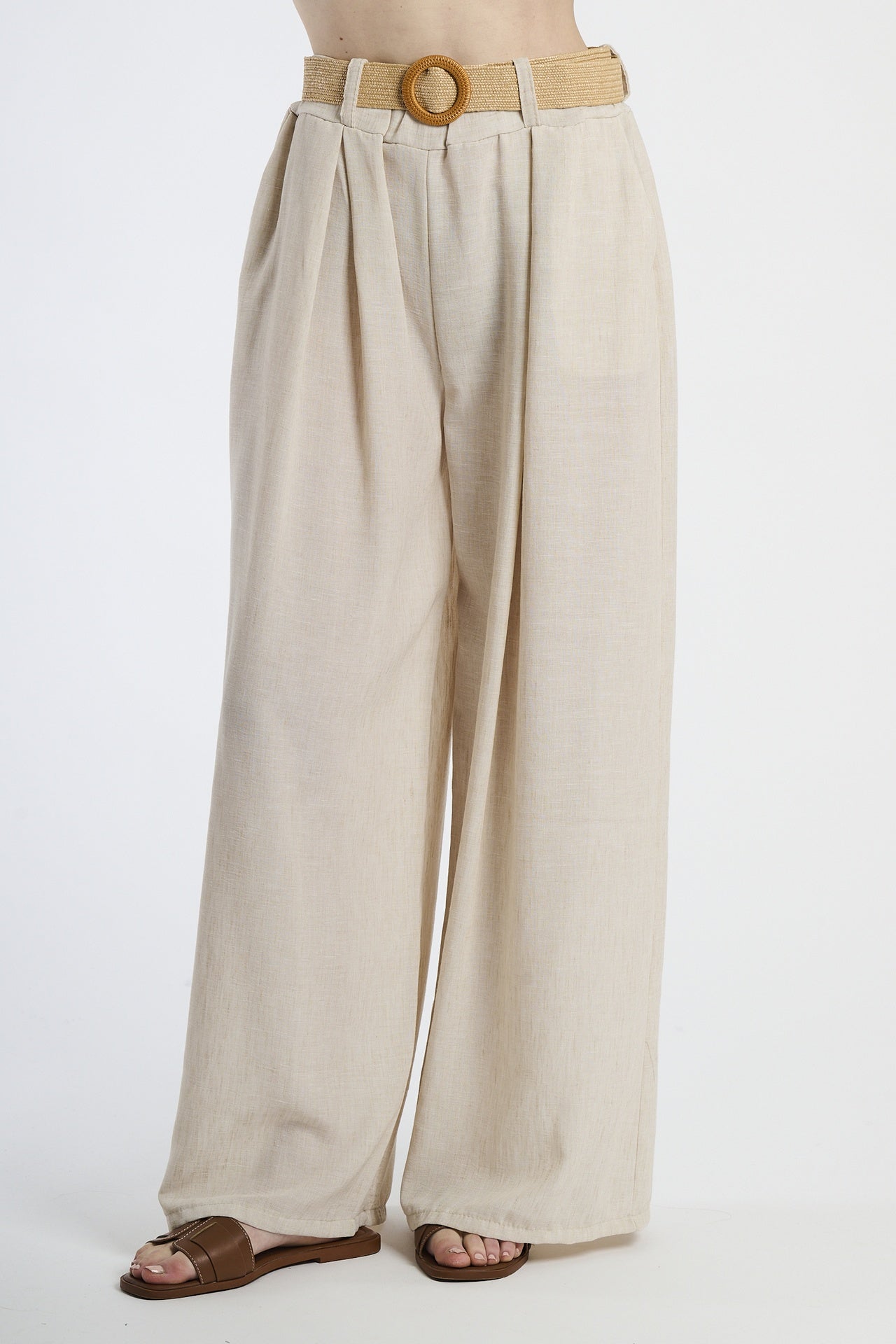 Pantaloni larghi beige con cintura intrecciata, comfort e stile bohemien.