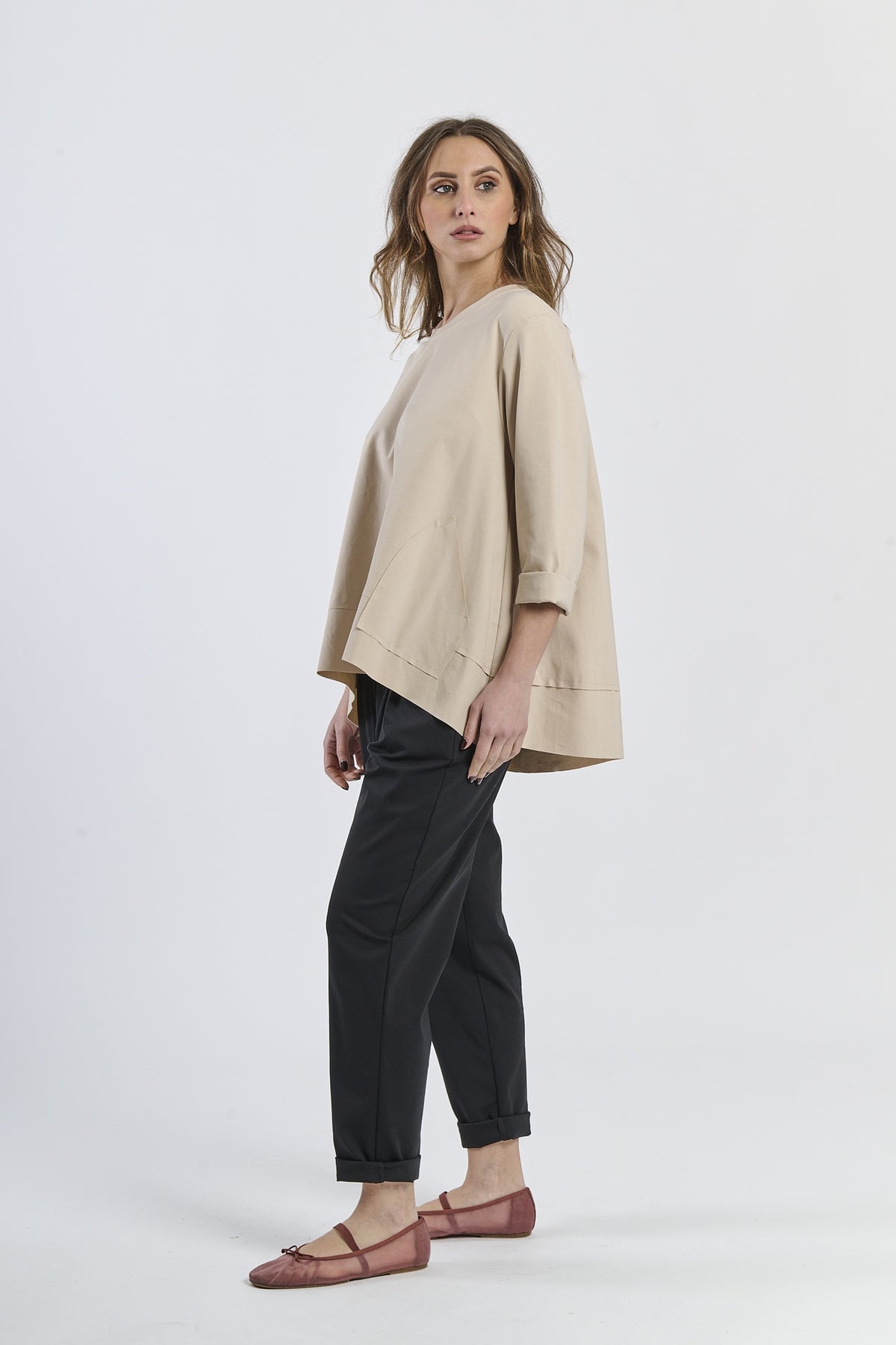 Un vestito femminile in tonalità pastello con un disegno floreale delicato.