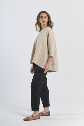 Un vestito femminile in tonalità pastello con un disegno floreale delicato.