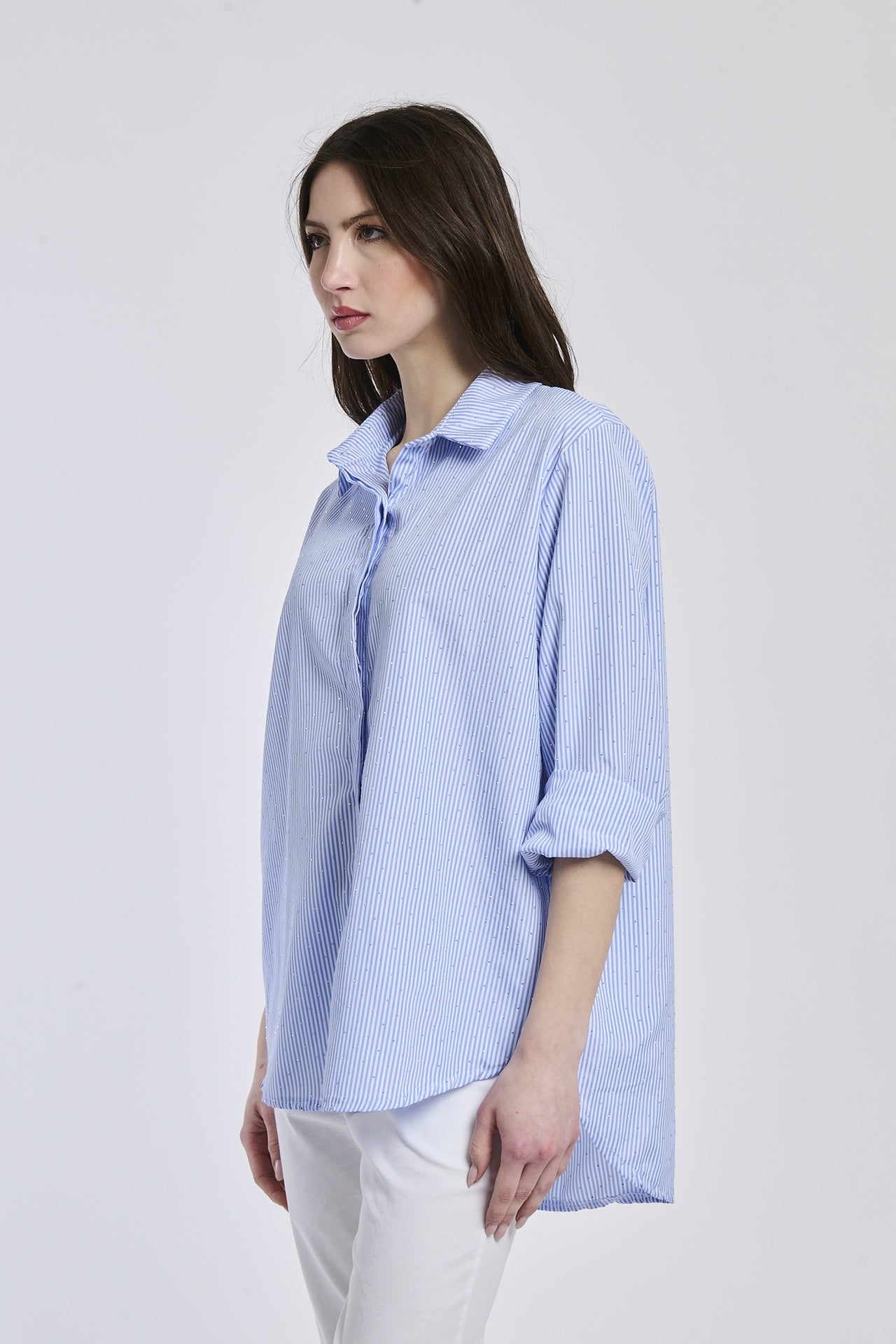 Camicia oversize a righe blu, colletto a camicia, maniche arrotolate, ideale per un look rilassato.