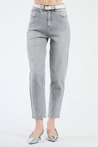 Un paio di jeans azzurri sullo schermo del computer.