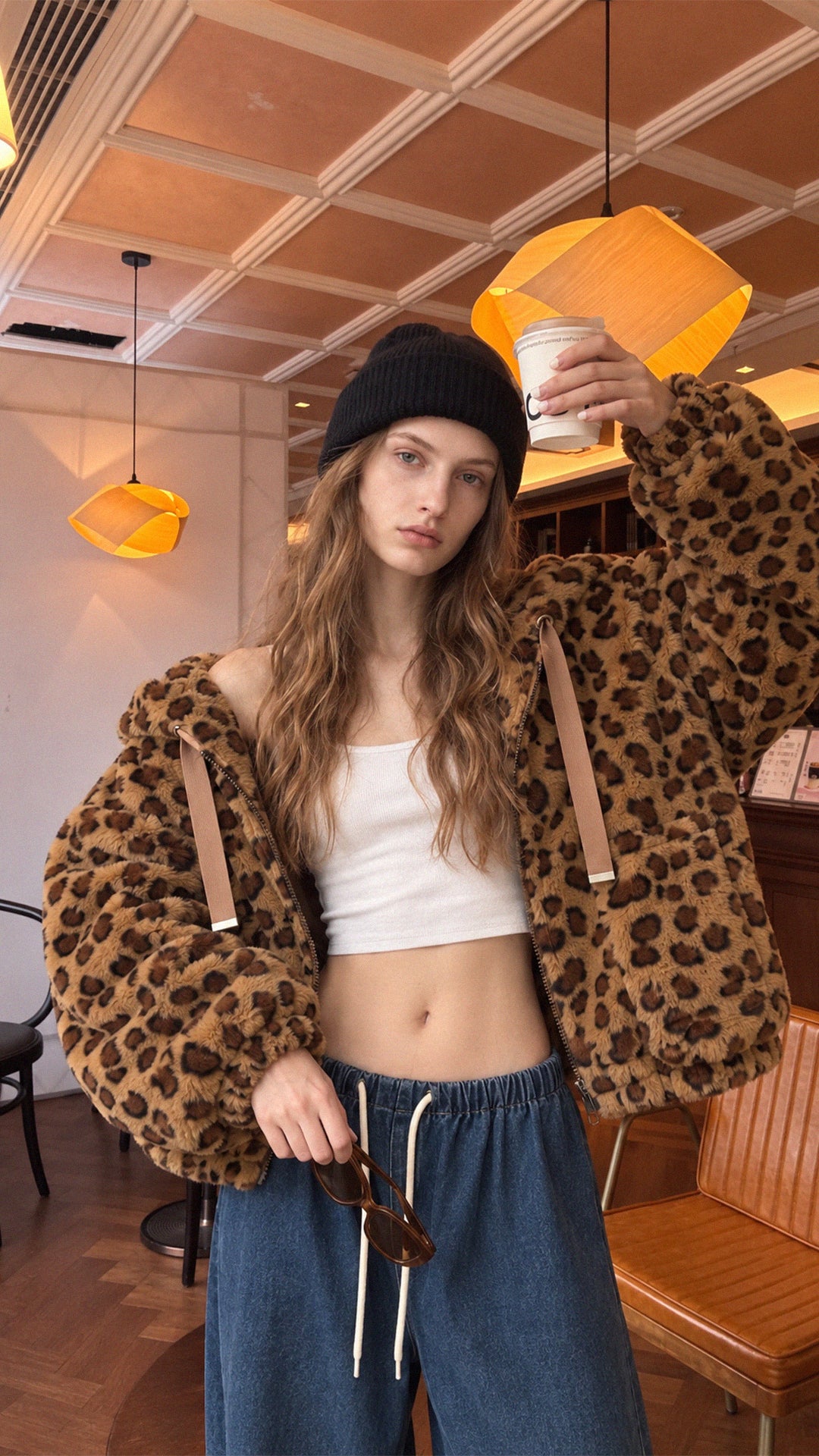 Giacca con cappuccio in peluche sintetica con zip e coulisse
