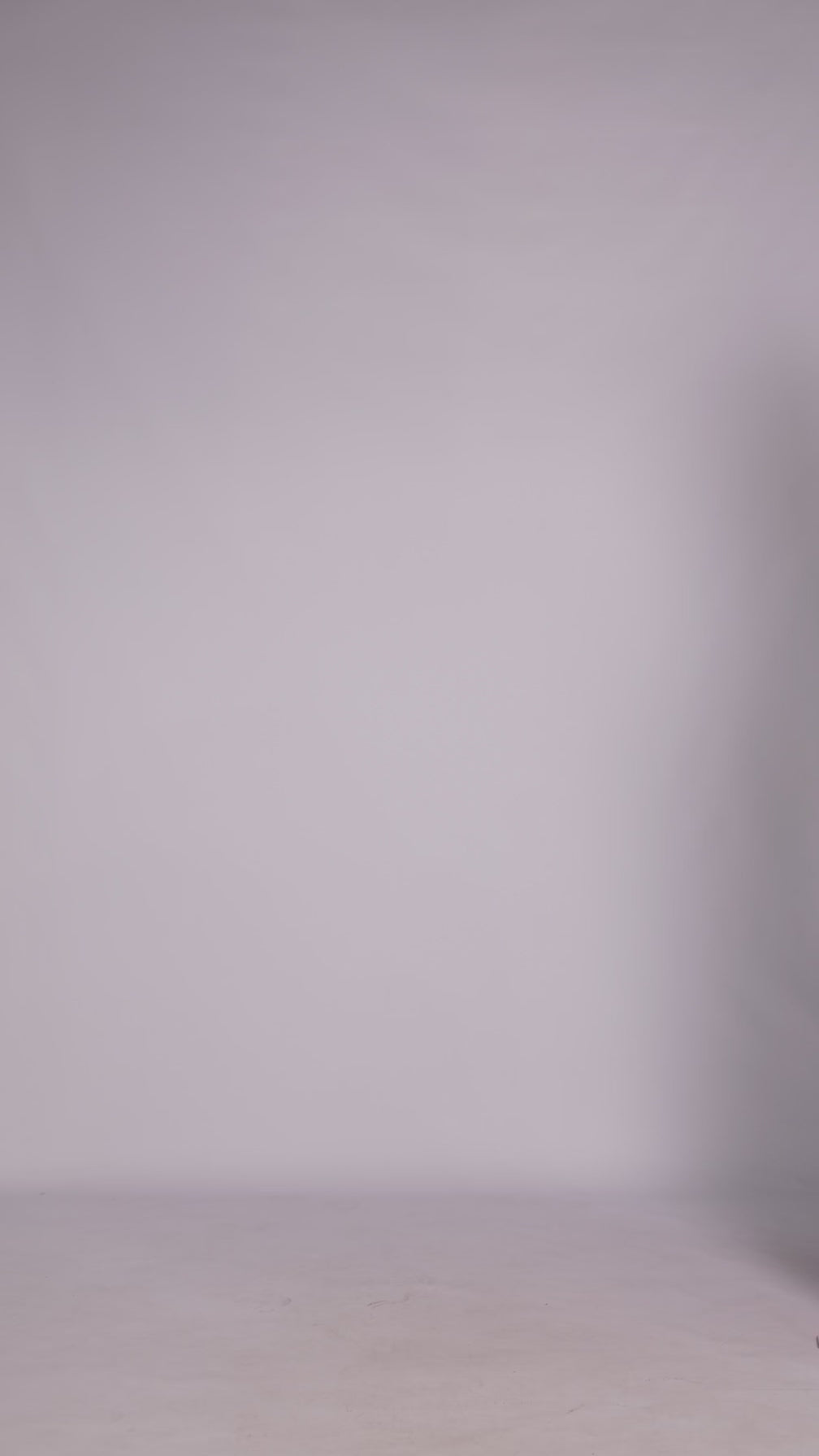 Abito ottanio da donna, taglio senza maniche, lunghezza midi, dettaglio nodo sul petto, stile raffinato.