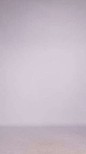 Donna con abito navy senza maniche, midi, nodo al petto, look elegante e classico.
