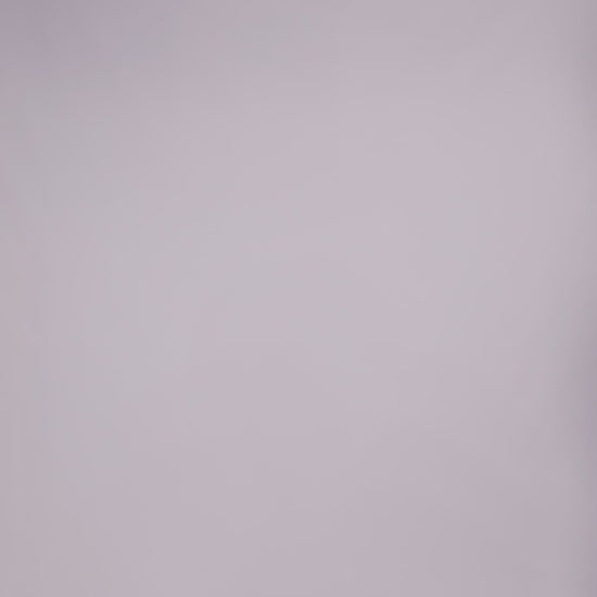 Donna con abito verde scuro elegante, collo alto a imbarcatura, gonna lunga, foulard in tulle trasparente, look elegante e misterioso.