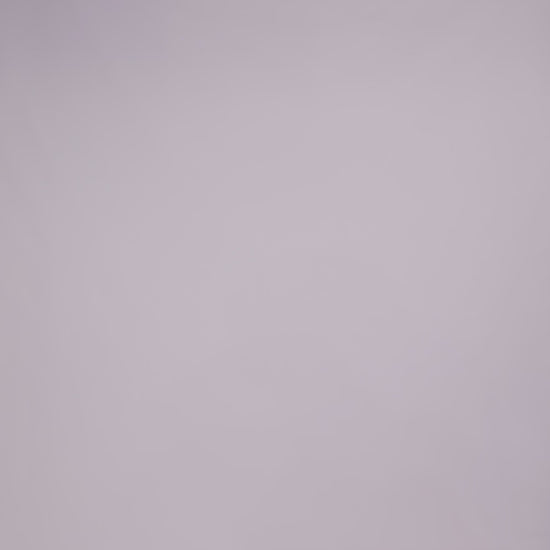 Donna con abito ciliegio senza maniche, midi, nodo al petto, look elegante e femminile.