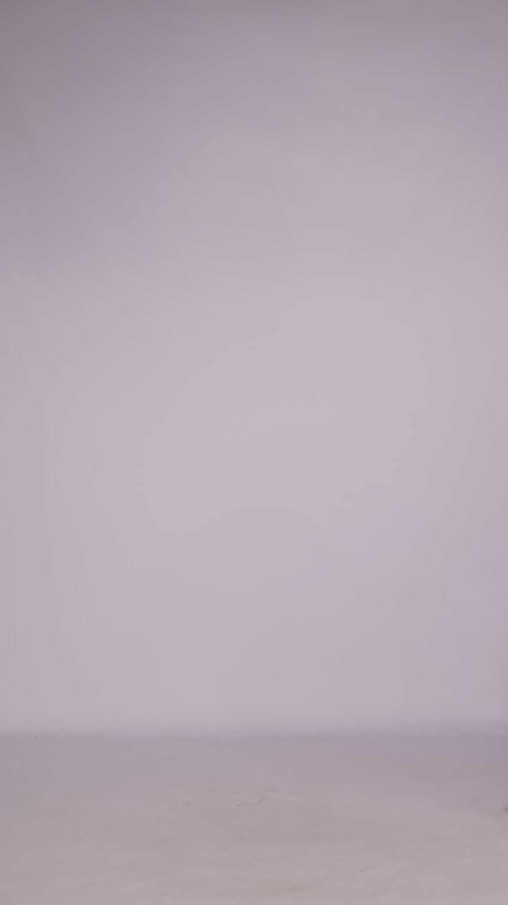 Donna con abito ciliegio senza maniche, midi, nodo al petto, look elegante e femminile.