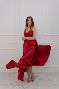 Abito vino plissé e pose stilosa, lago e case sulle colline sullo sfondo