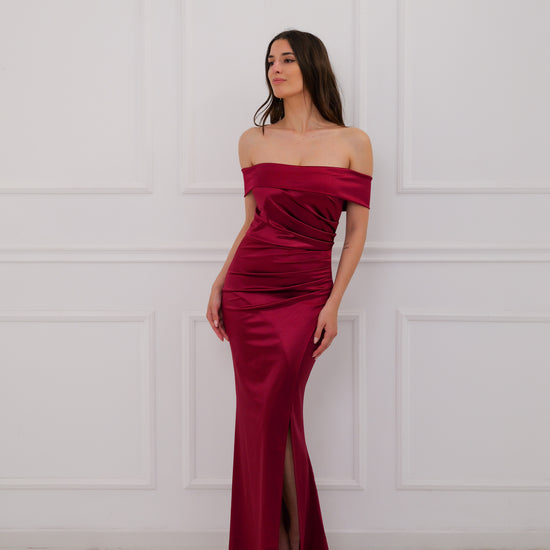 Abito vino satinato lungo e modellezza stilosa