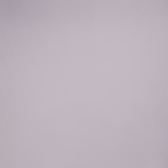 Donna con abito nero senza maniche, midi, nodo al petto, look elegante e timelesse.