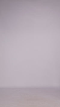 Donna con abito nero senza maniche, midi, nodo al petto, look elegante e timelesse.