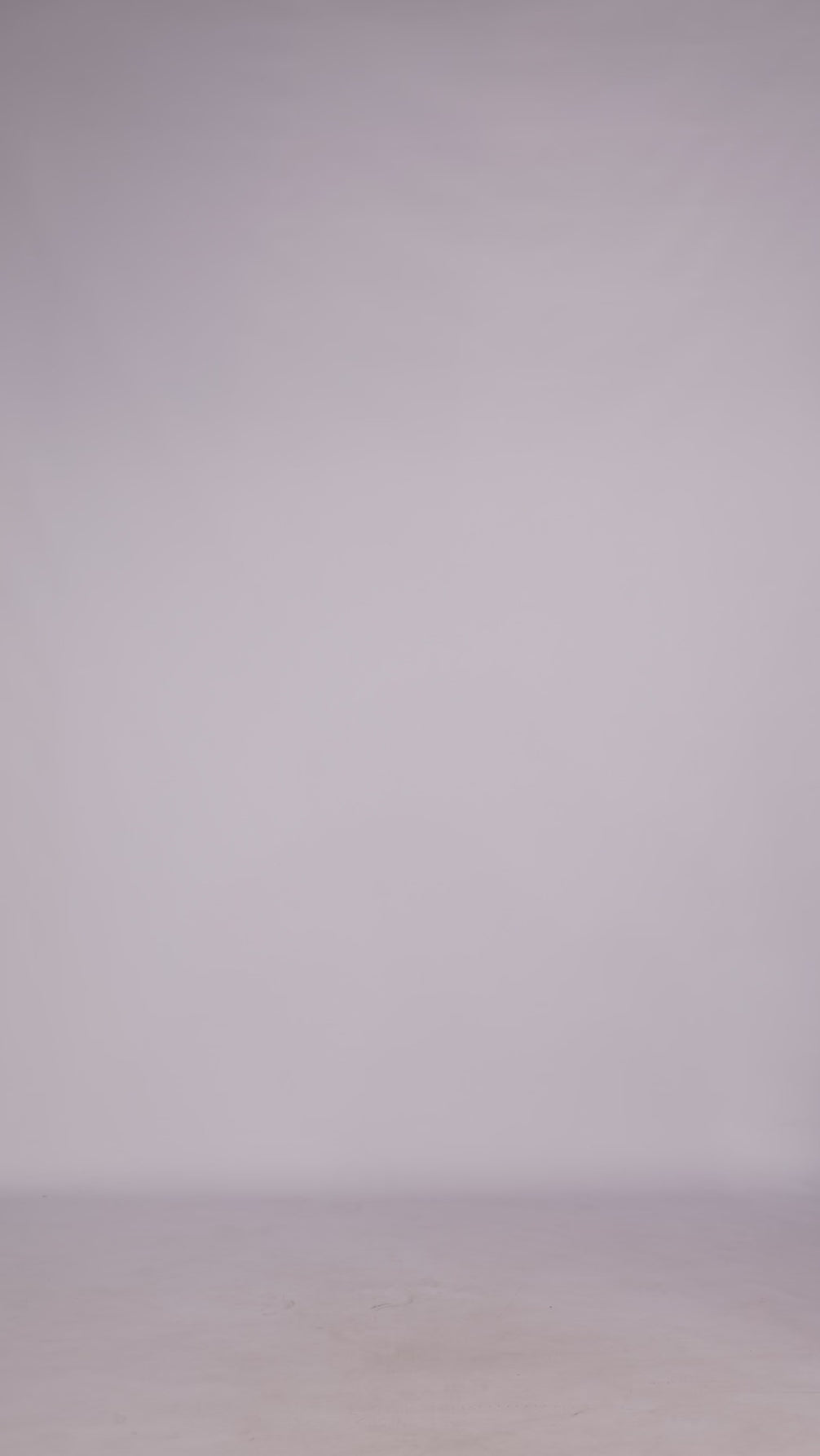 Donna con abito nero senza maniche, midi, nodo al petto, look elegante e timelesse.