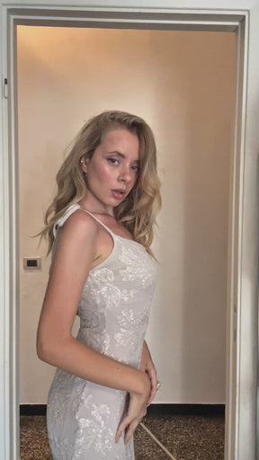 Abito “Melvya” – Vestito Lungo Beige con Spalline Sottili e Ricami Floreali in Rilievo