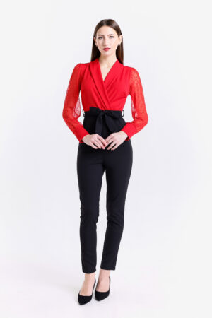 Blusa rossa e pantaloni neri con fascia