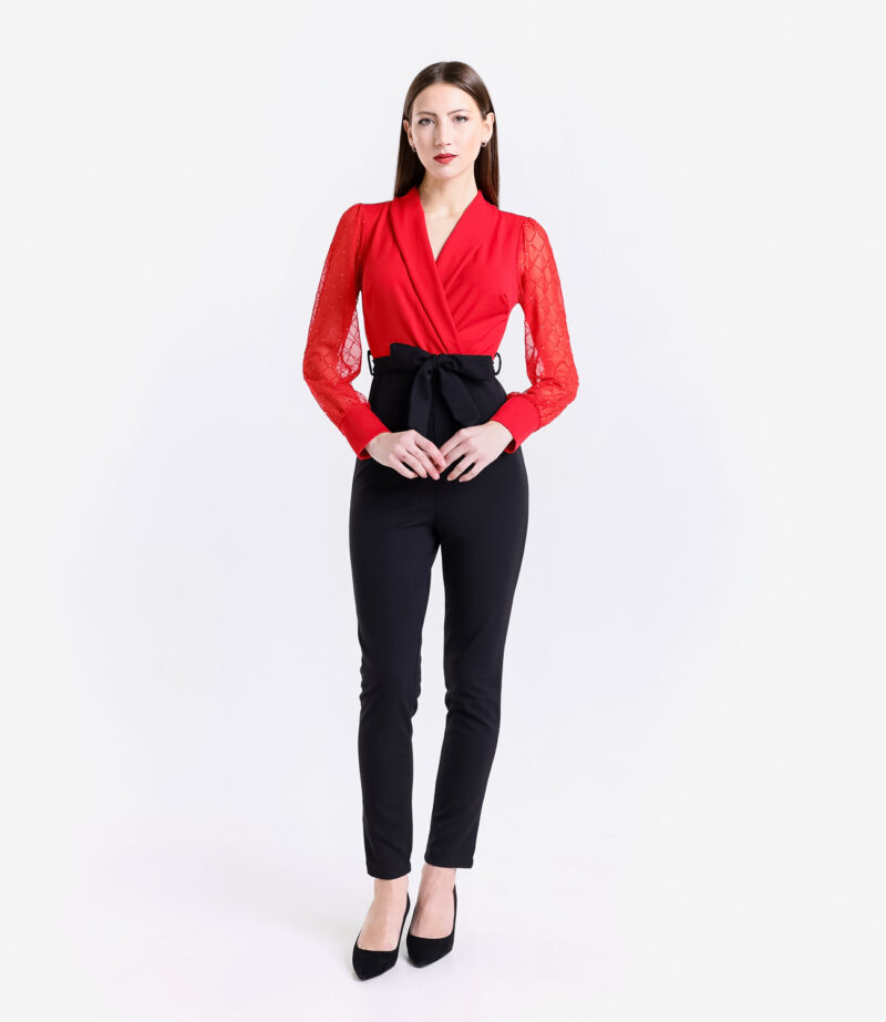 Blusa rossa e pantaloni neri con fascia