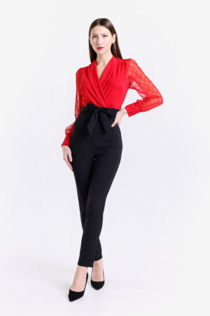 Blusa rossa e pantaloni neri con fascia