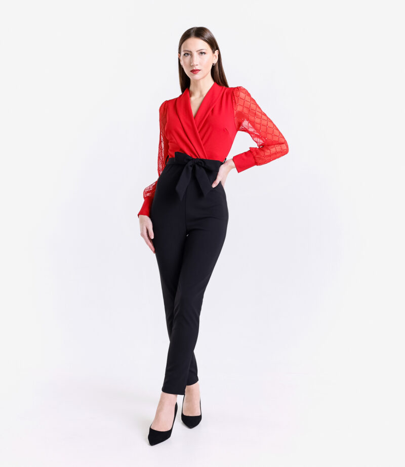 Blusa rossa e pantaloni neri con fascia