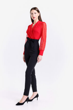 Blusa rossa e pantaloni neri con fascia