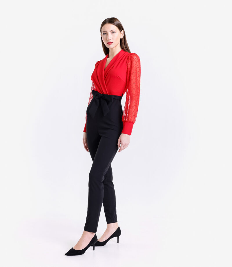 Blusa rossa e pantaloni neri con fascia