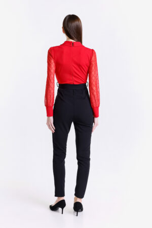 Blusa rossa e pantaloni neri con fascia