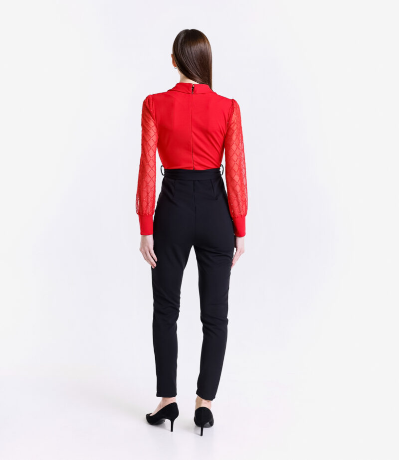 Blusa rossa e pantaloni neri con fascia