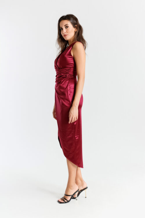 Donna in vestito lungo bordeaux con scollo V e plissaggi